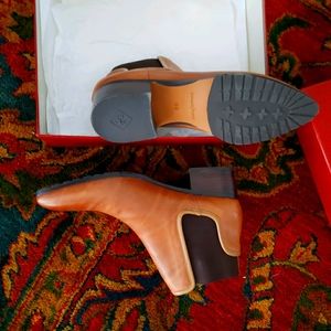 Donald pliner size 9 booties